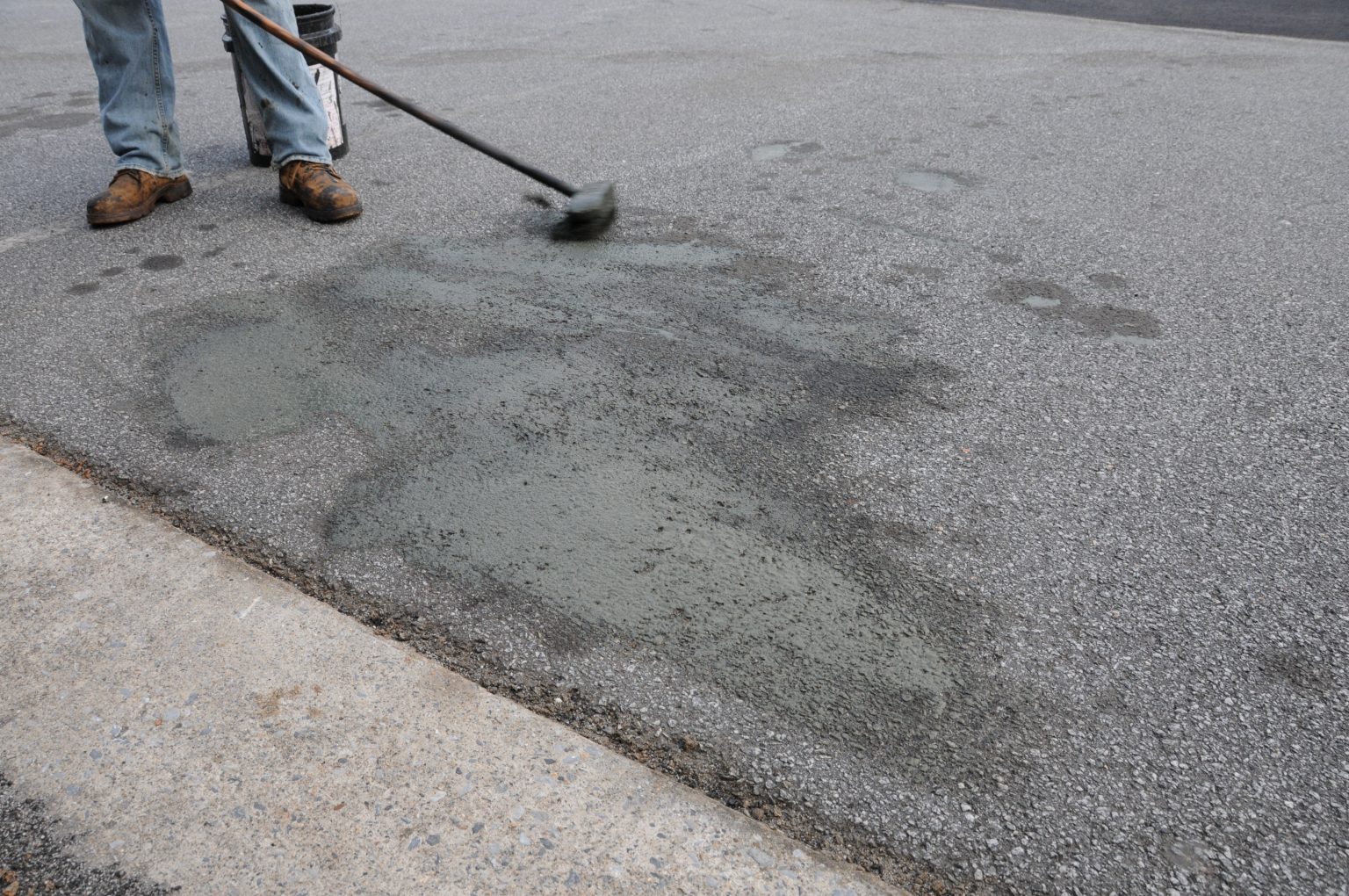 epic-paving-blog-can-oil-stains-be-removed-from-asphalt